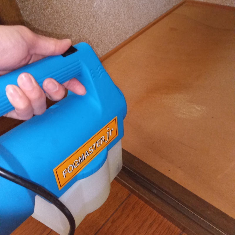 室内に噴霧器で薬剤を散布
