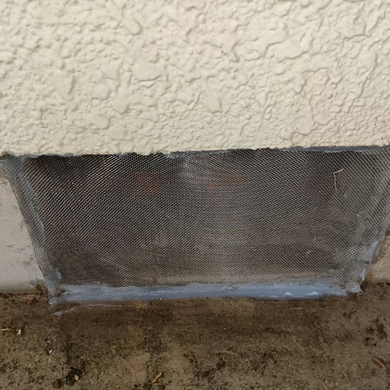 床下換気口のすき間を封鎖