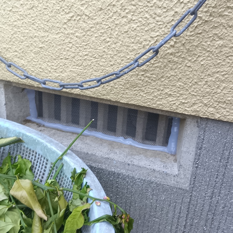 床下換気口のすき間を封鎖