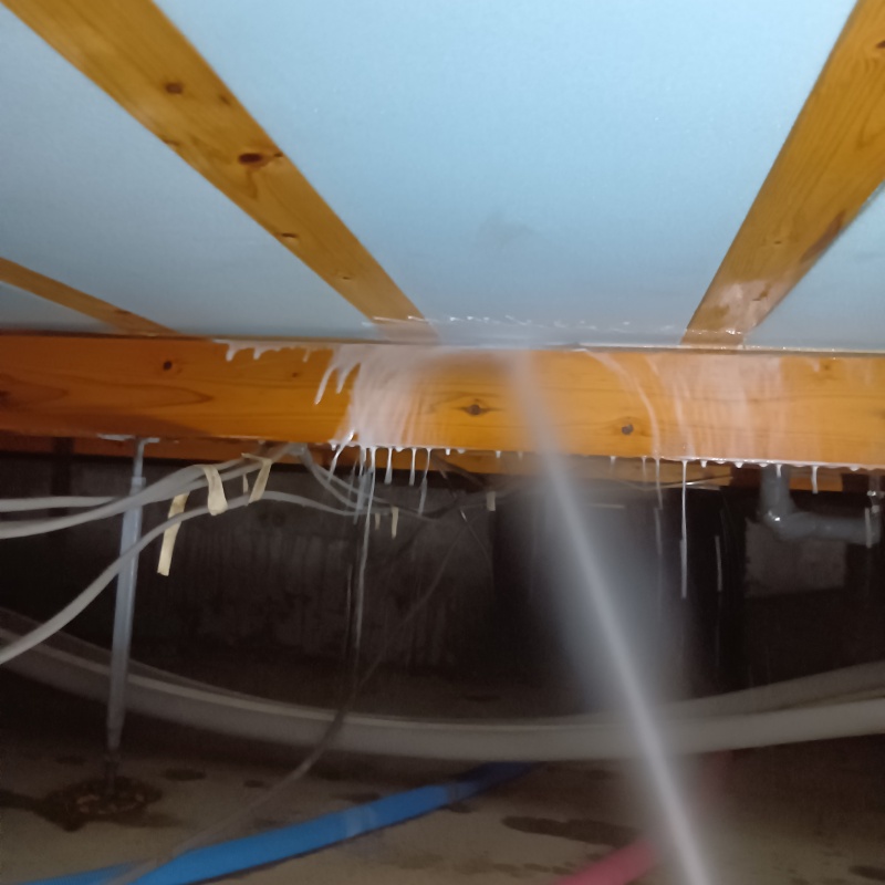 床下木材に防蟻剤を散布