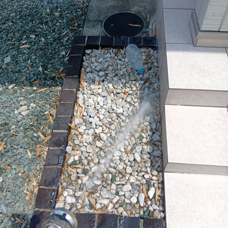 建物外周の土壌に防蟻剤を散布