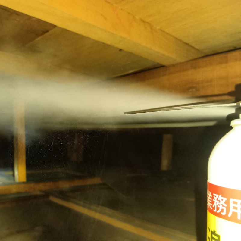天井裏に忌避剤をスプレー