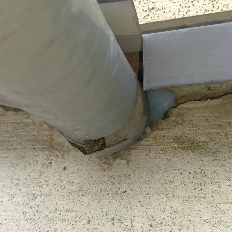 配管と壁の接合部分のすき間を封鎖