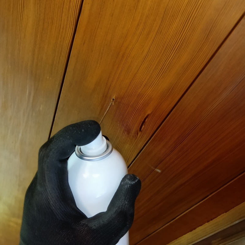 天井のすき間から忌避剤をスプレー