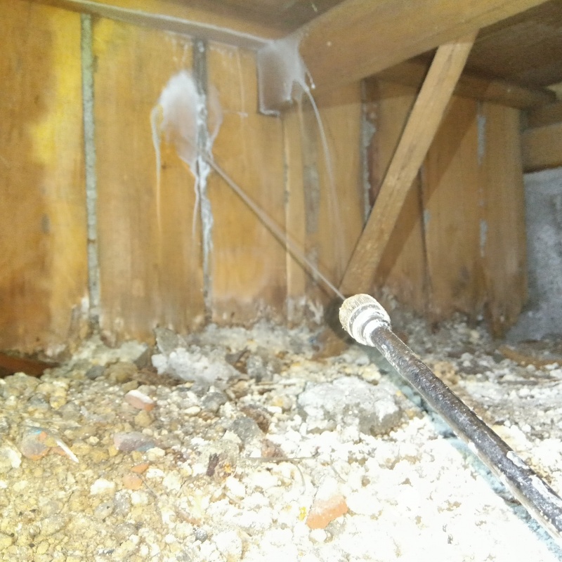 床下の木材にシロアリ駆除剤を散布