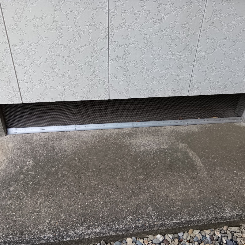 床下換気口をネットとパテで封鎖