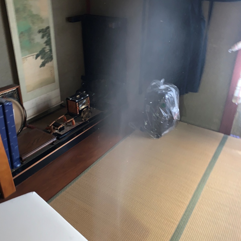 和室に噴霧器で薬剤を散布