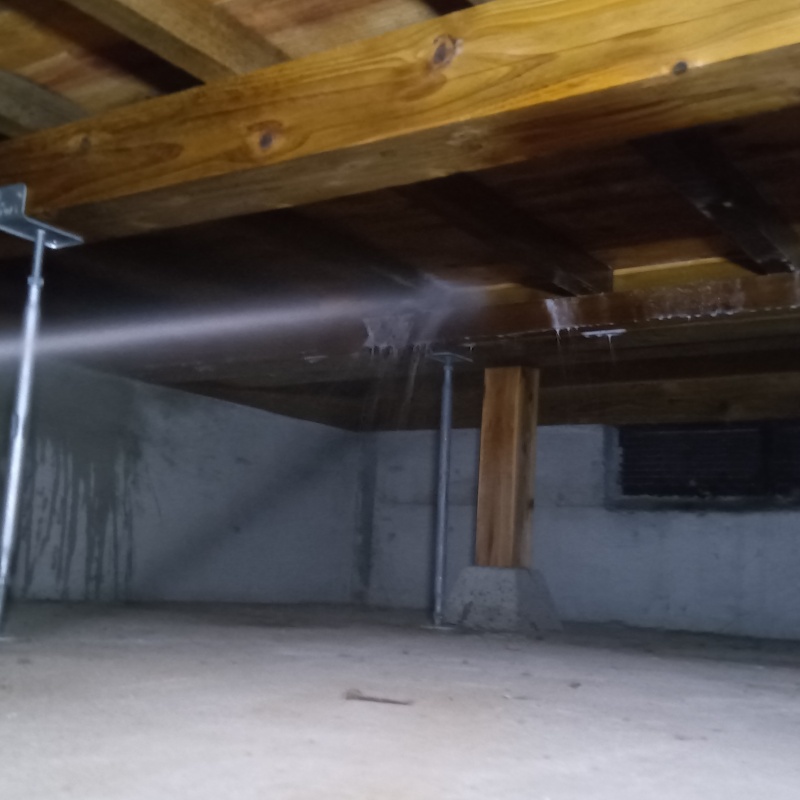 床下断熱材に防蟻剤を散布