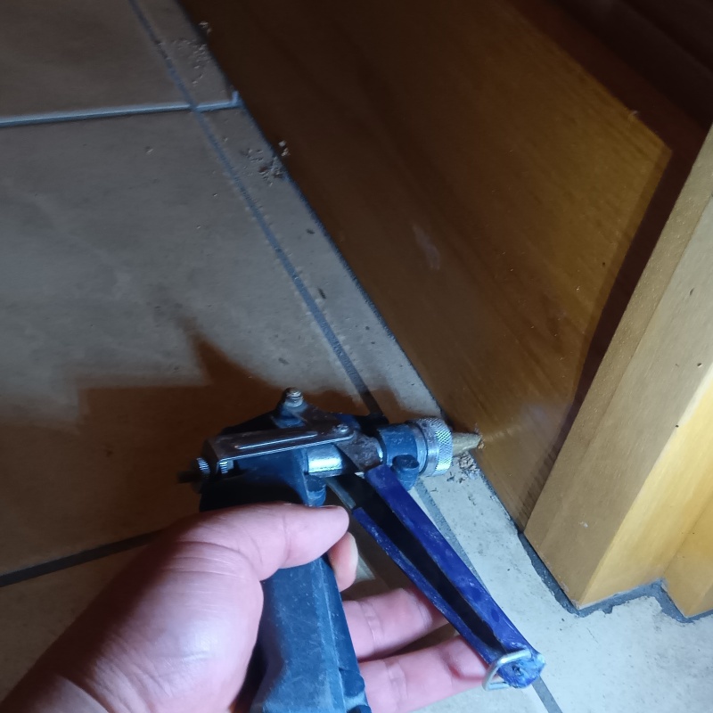 木部にに穴を開けて防蟻剤を注入