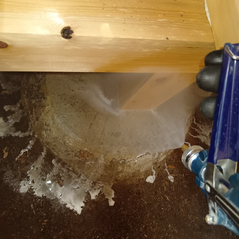 床下木材にシロアリ駆除剤を散布