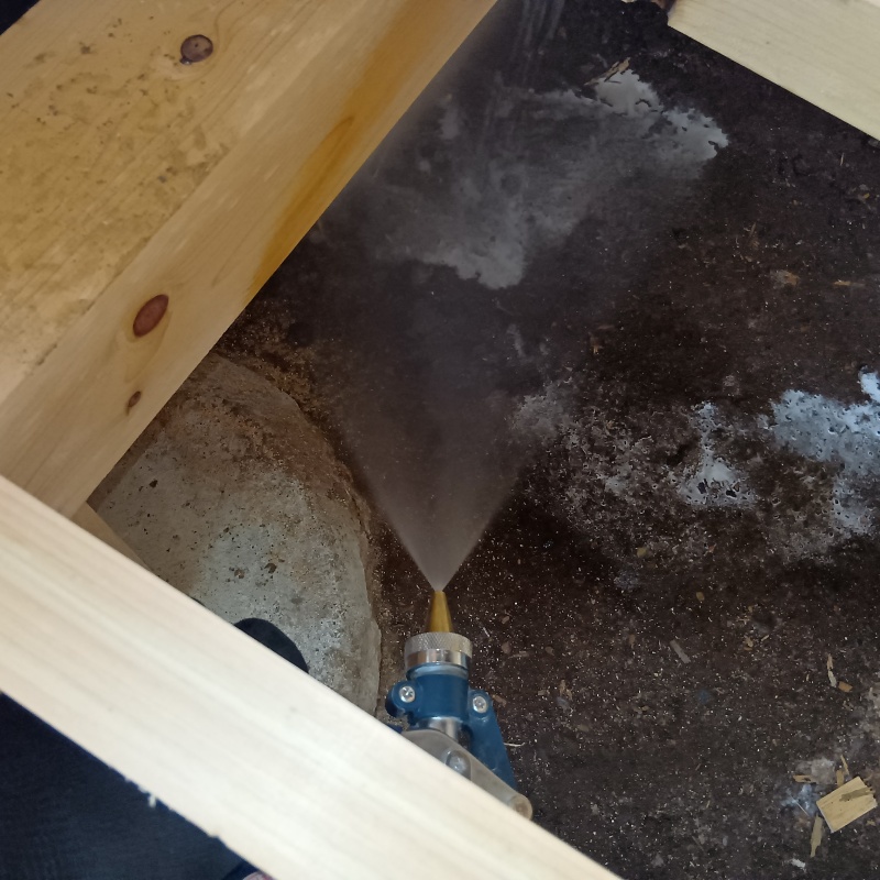 地面にシロアリ駆除剤を散布