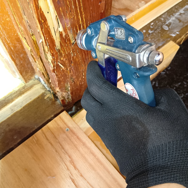 傷んだ木材に穴を開けてシロアリ駆除剤を注入