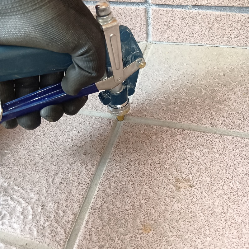 玄関床の目地からシロアリ駆除剤を注入