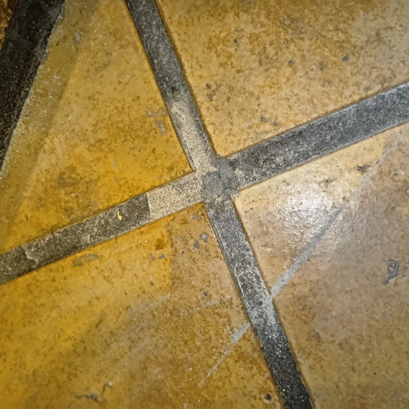 開けた穴を自然な形で補修