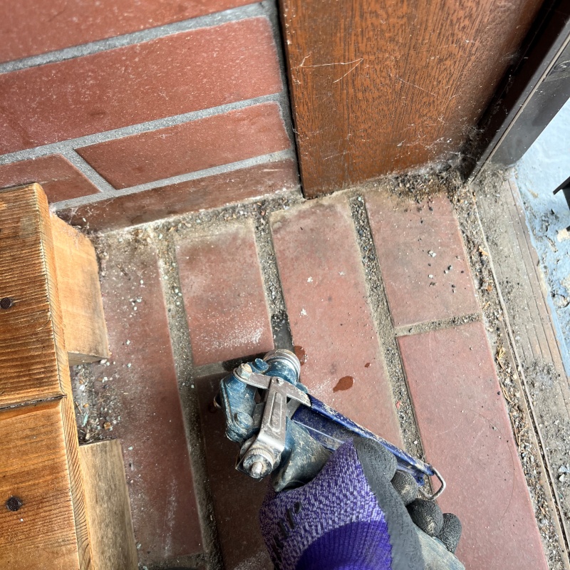 玄関床の目地からシロアリ駆除剤を注入