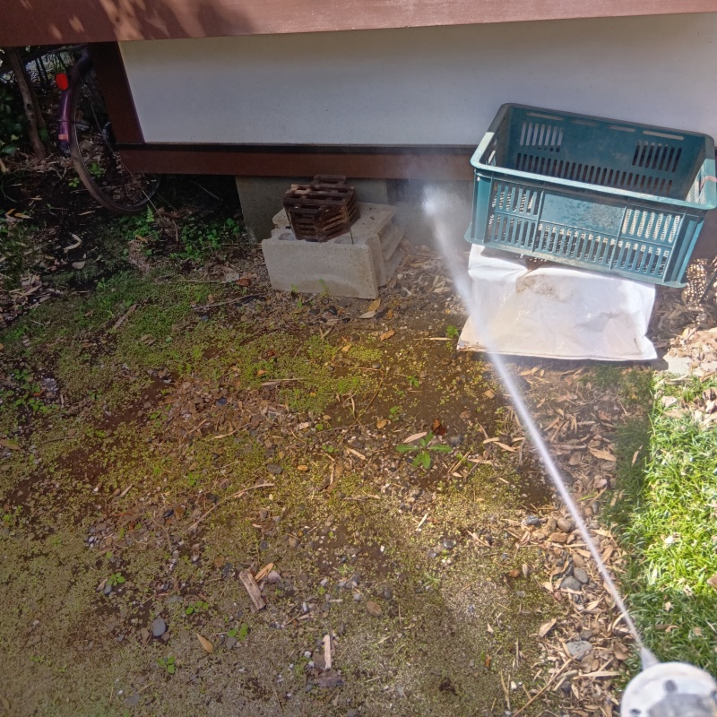 建物外周の土壌にシロアリ駆除剤を散布