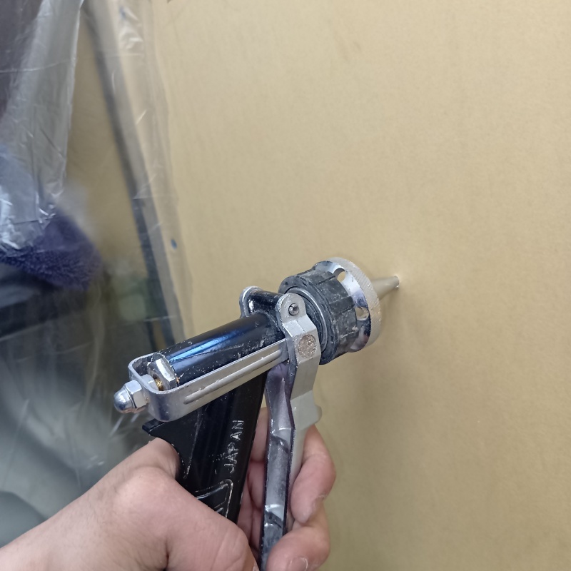 壁にシロアリ駆除剤を注入