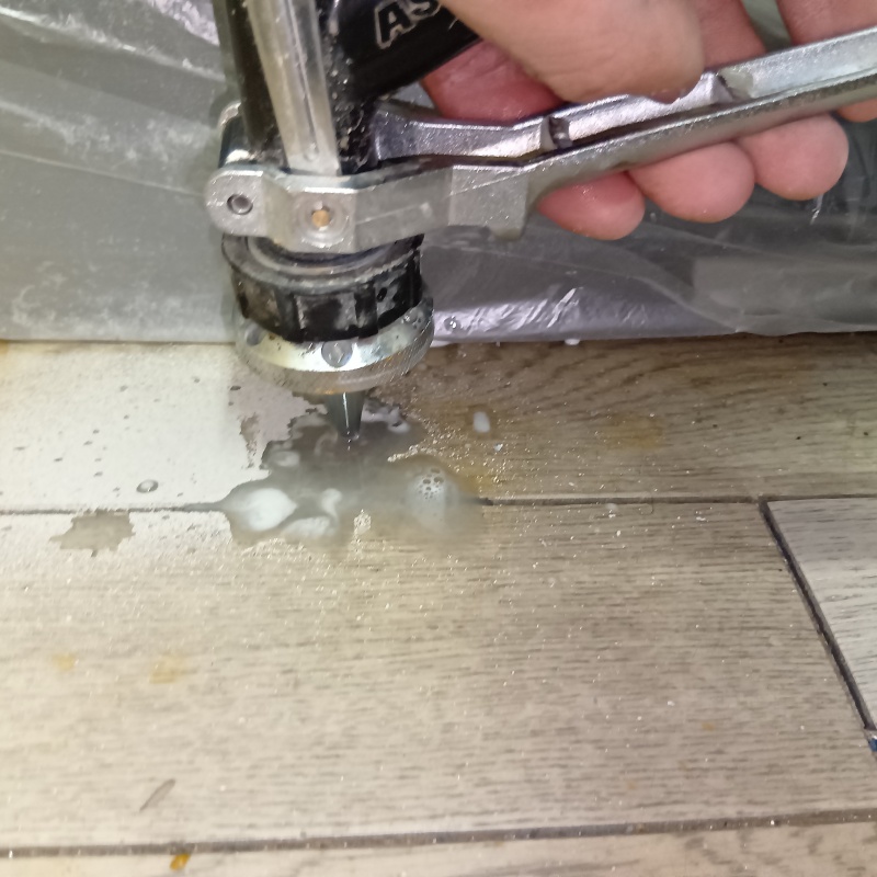 床にシロアリ駆除剤を注入