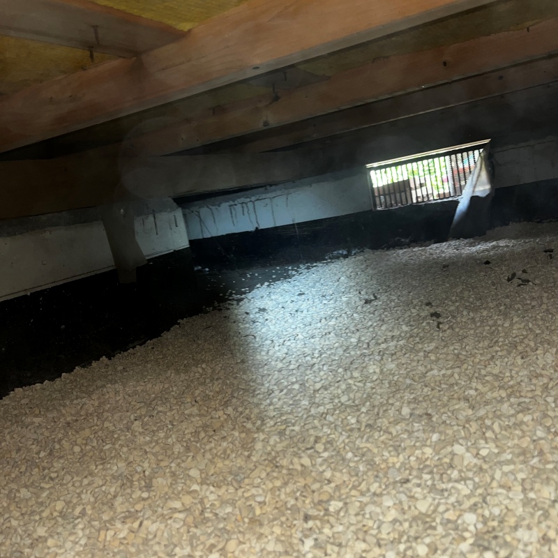 床下に調湿材を敷き詰めた様子