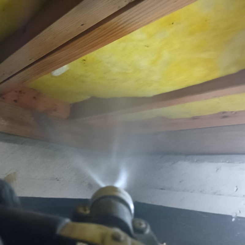 床下の木材にシロアリ駆除剤を散布