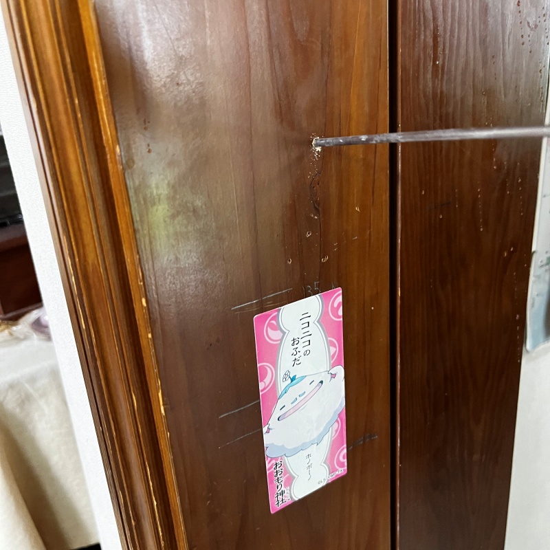 壁にシロアリ駆除剤を注入