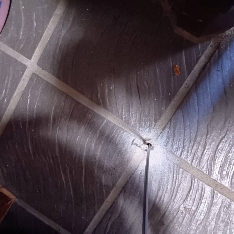 床にシロアリ駆除剤を注入