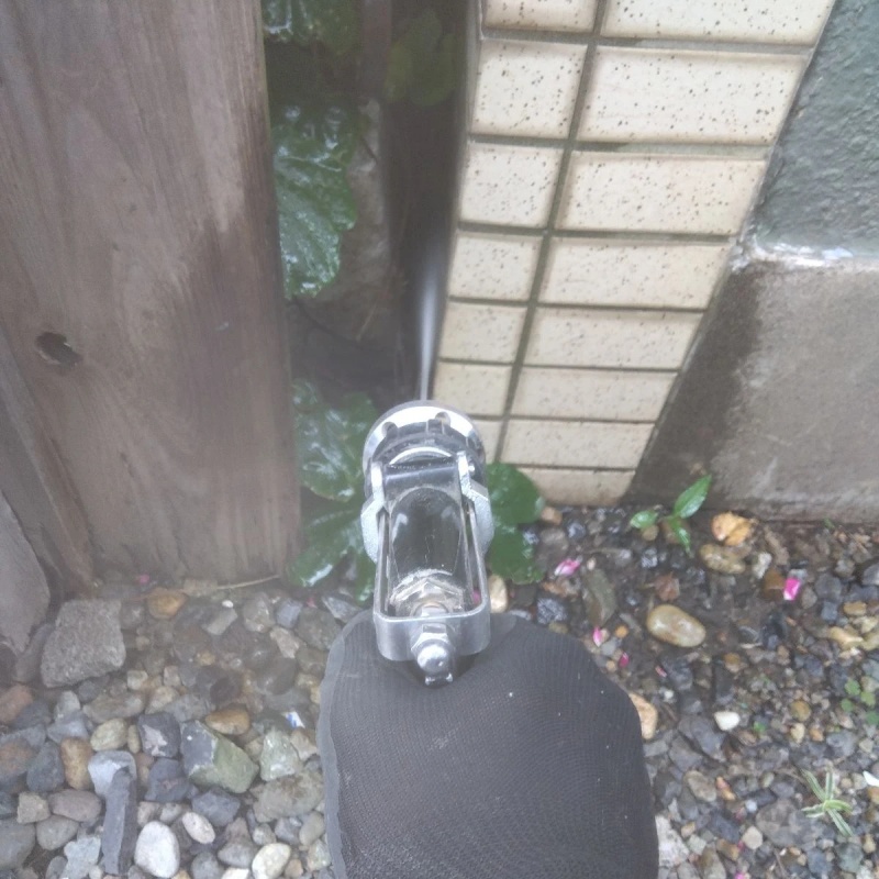 建物の外周にシロアリ駆除剤を散布