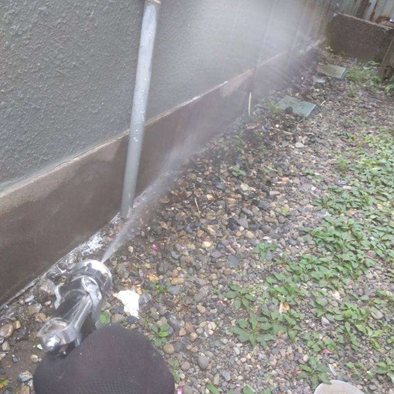 建物の外周にシロアリ駆除剤を散布