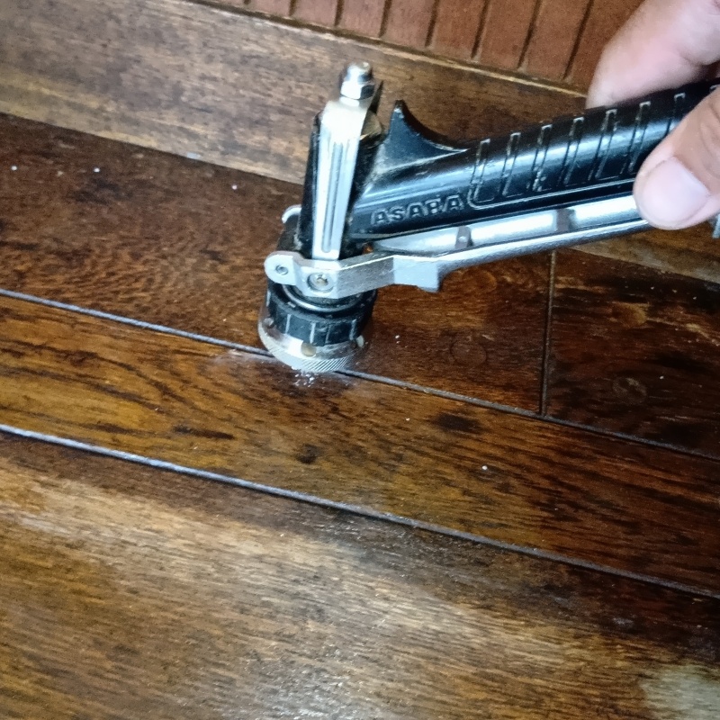 床にシロアリ駆除剤を注入