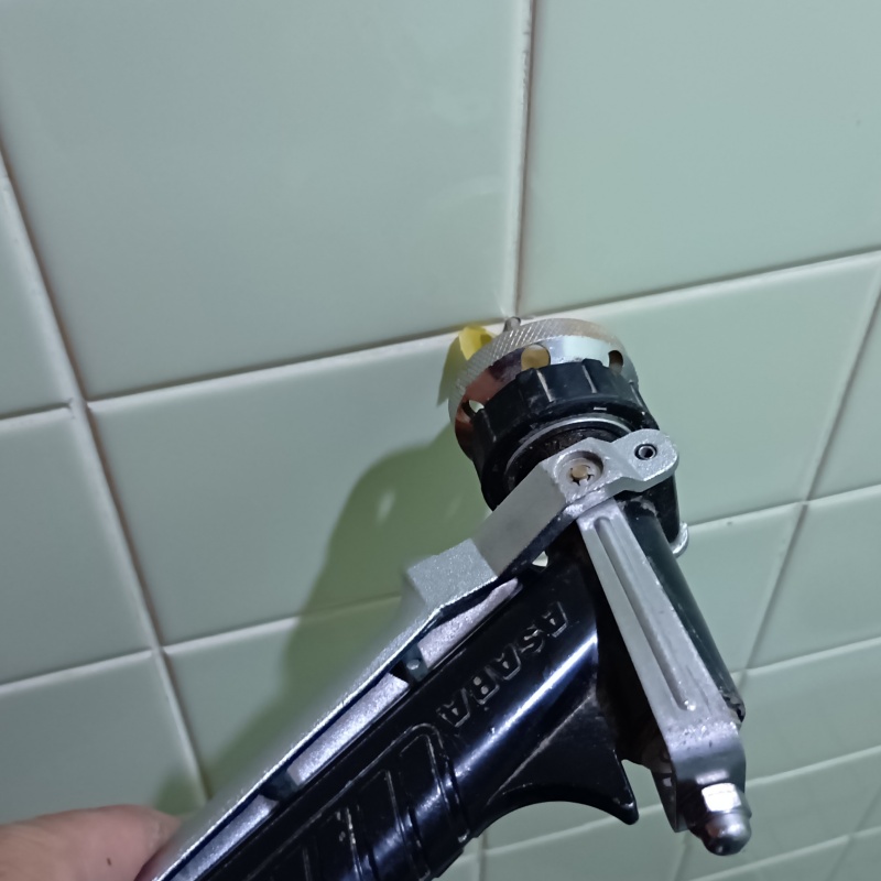 壁にシロアリ駆除剤を注入