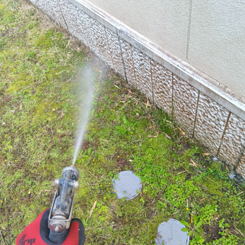 建物外周の土壌にシロアリ駆除剤を散布