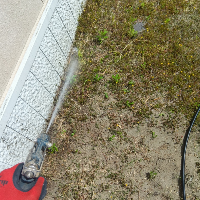 建物外周の土壌にシロアリ駆除剤を散布