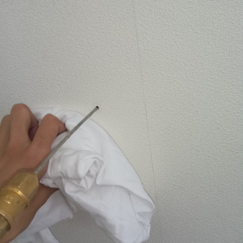 壁材に穴を開けてシロアリ駆除剤を注入