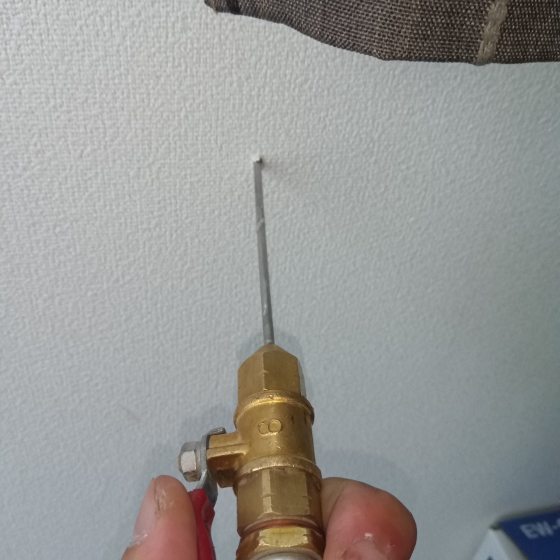 壁内部に直接シロアリ駆除剤を注入