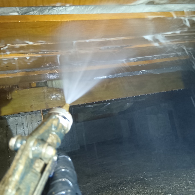 床下木材にシロアリ駆除剤を散布