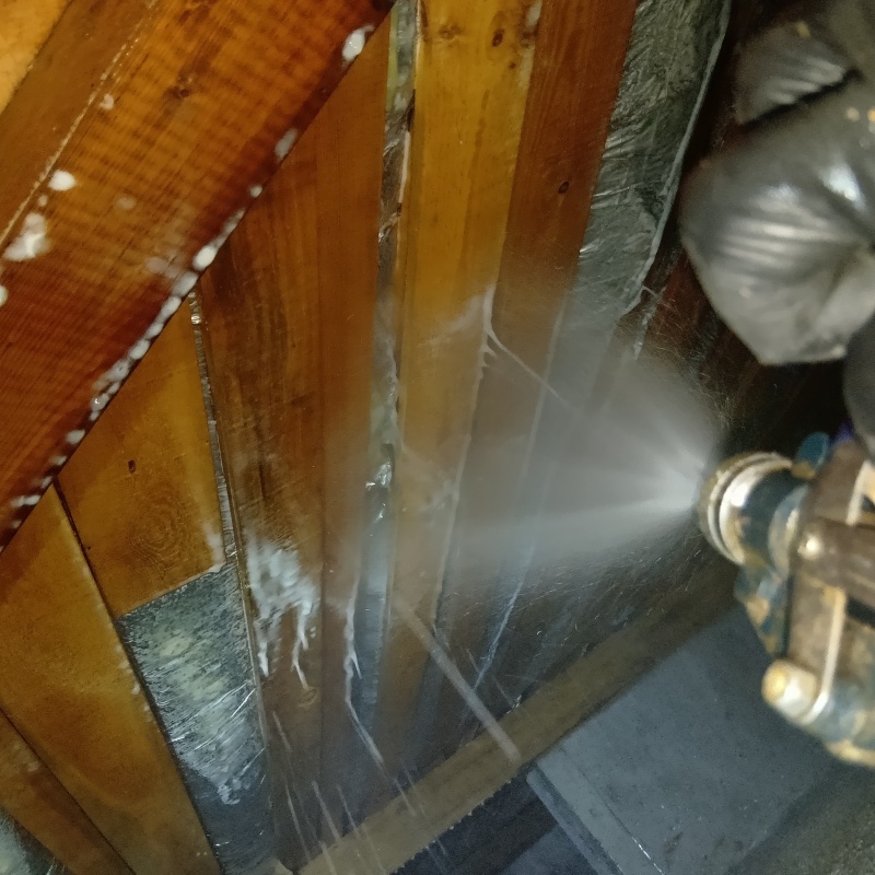 床下断熱材にシロアリ駆除剤を散布