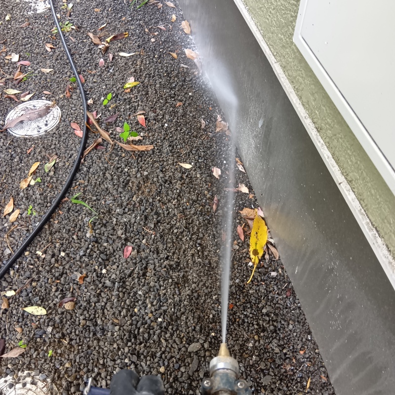 建物外周の土壌にシロアリ駆除剤を散布