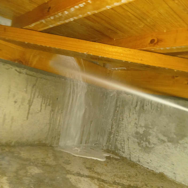 床下断熱材に防蟻剤を散布