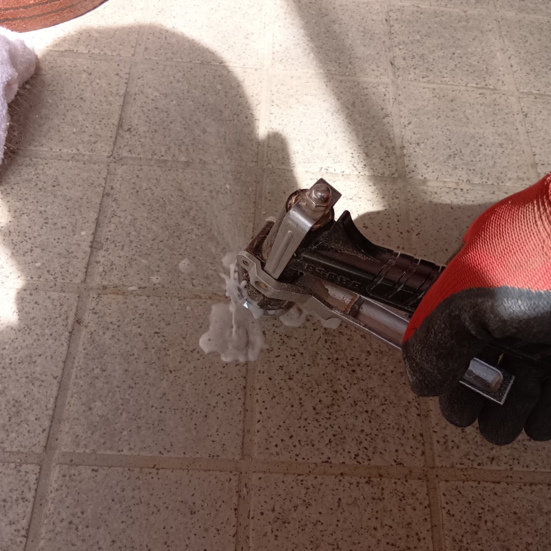 玄関床の目地から防蟻剤を注入