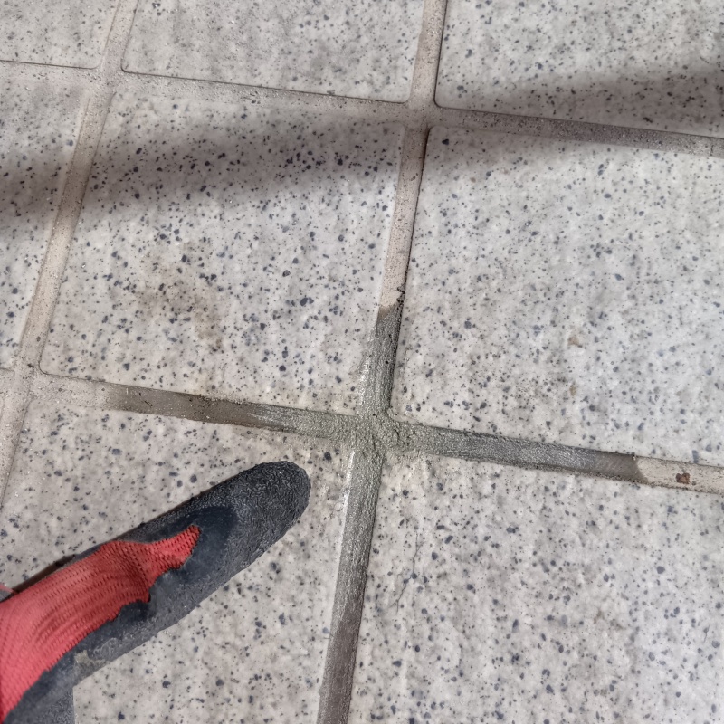 開けた穴をきれいに補修