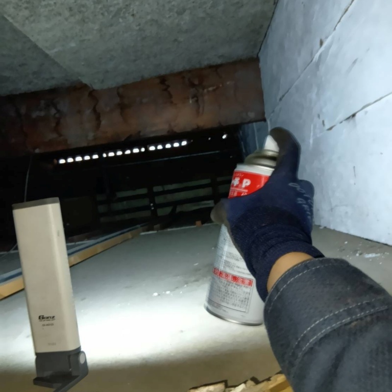 殺虫剤を散布