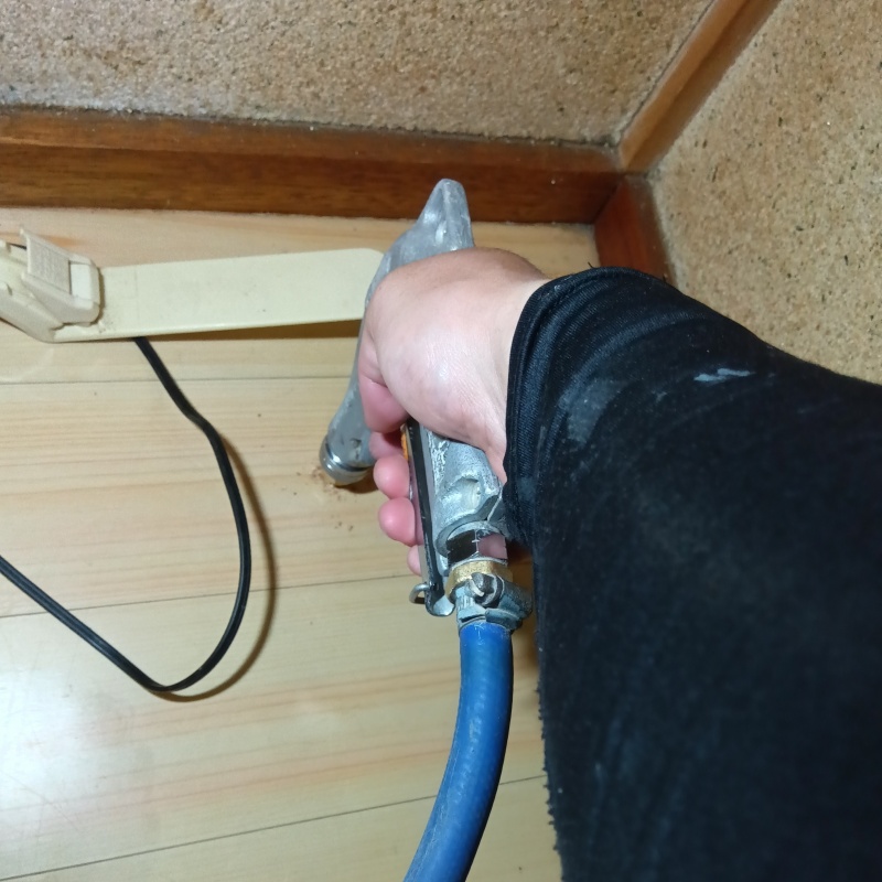 フローリングに穴を開けて防蟻剤を注入