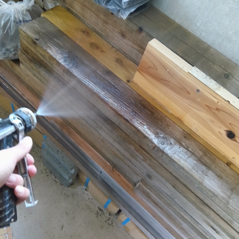 木材にシロアリ駆除剤を散布