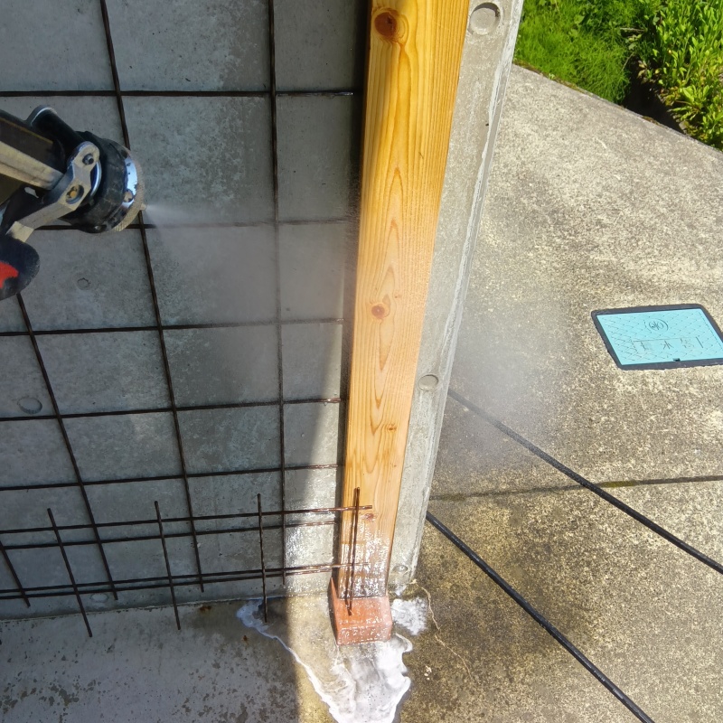 木部にシロアリ駆除剤を散布