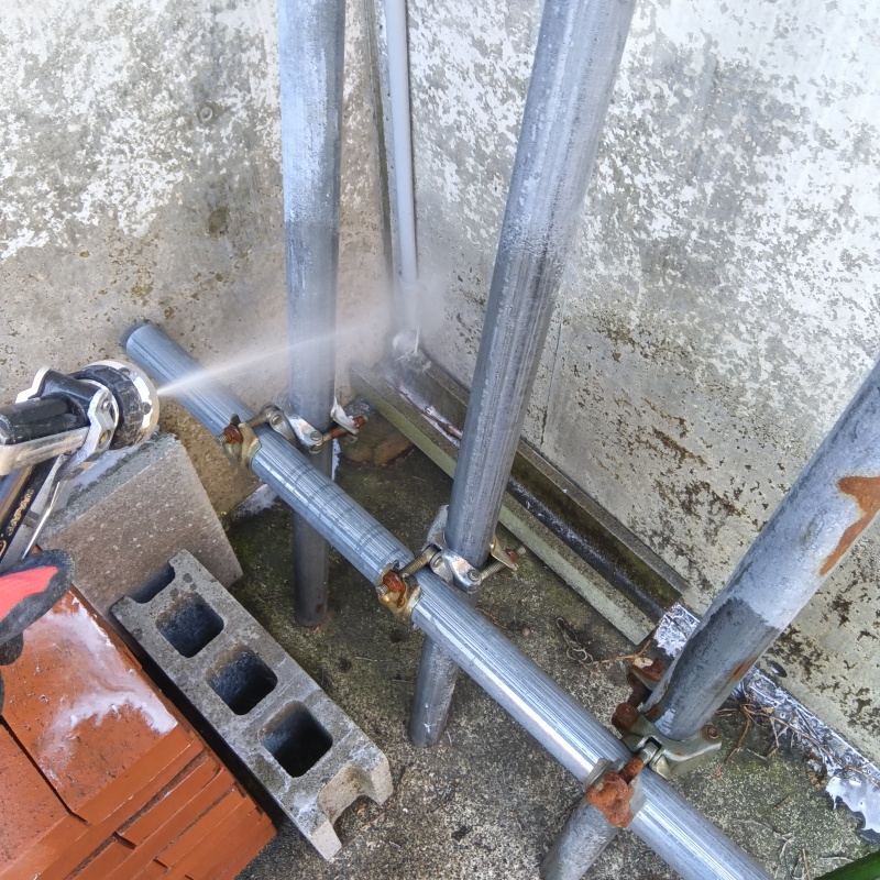 基礎まわりにシロアリ駆除剤を散布