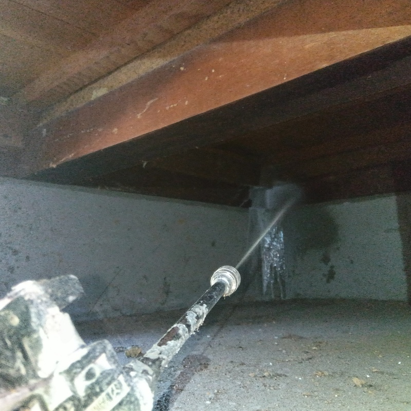 床下の木材にシロアリ駆除剤を散布