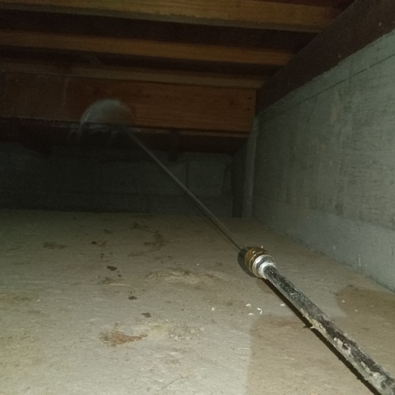 床下の地面にシロアリ駆除剤を散布