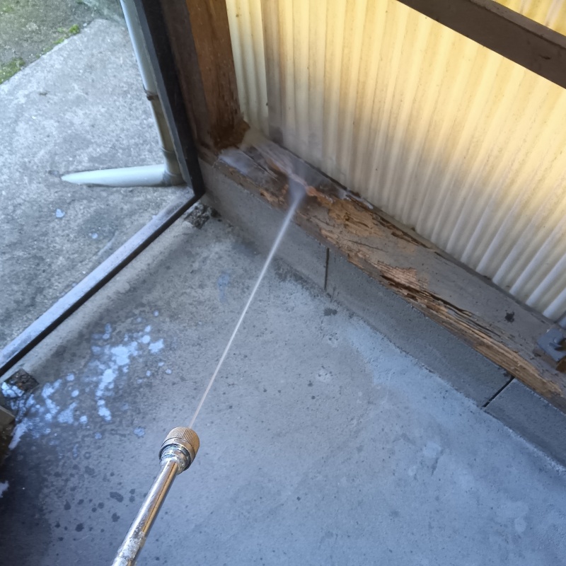 建物の外周にシロアリ駆除剤を散布