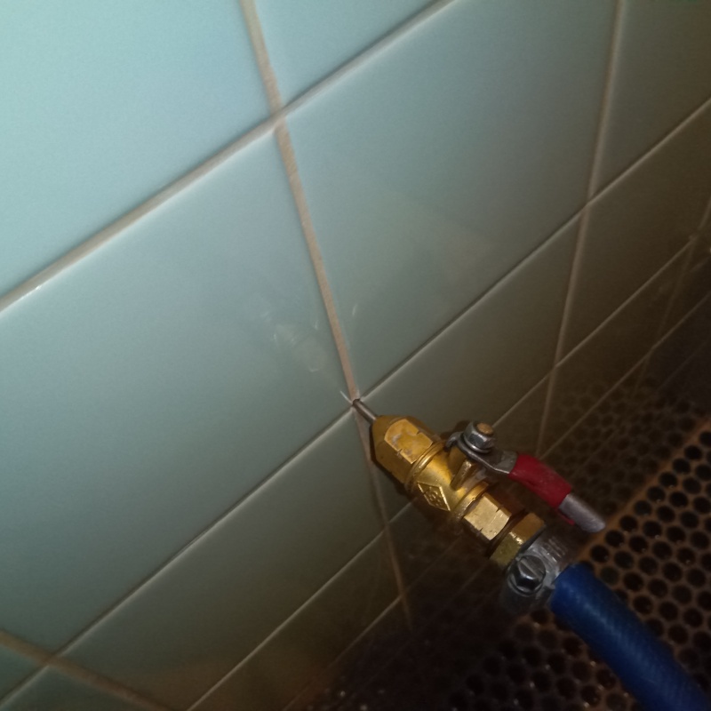 壁にシロアリ駆除剤を注入