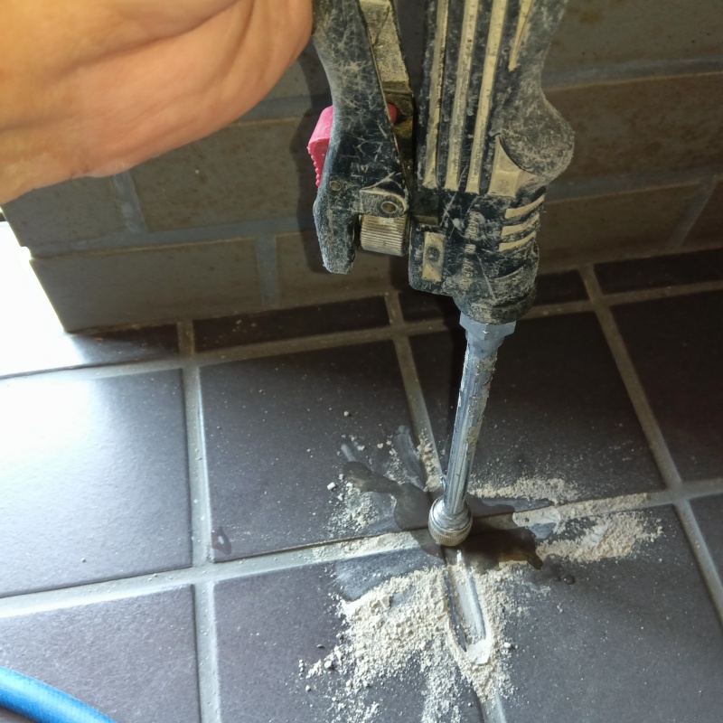 床にシロアリ駆除剤を注入